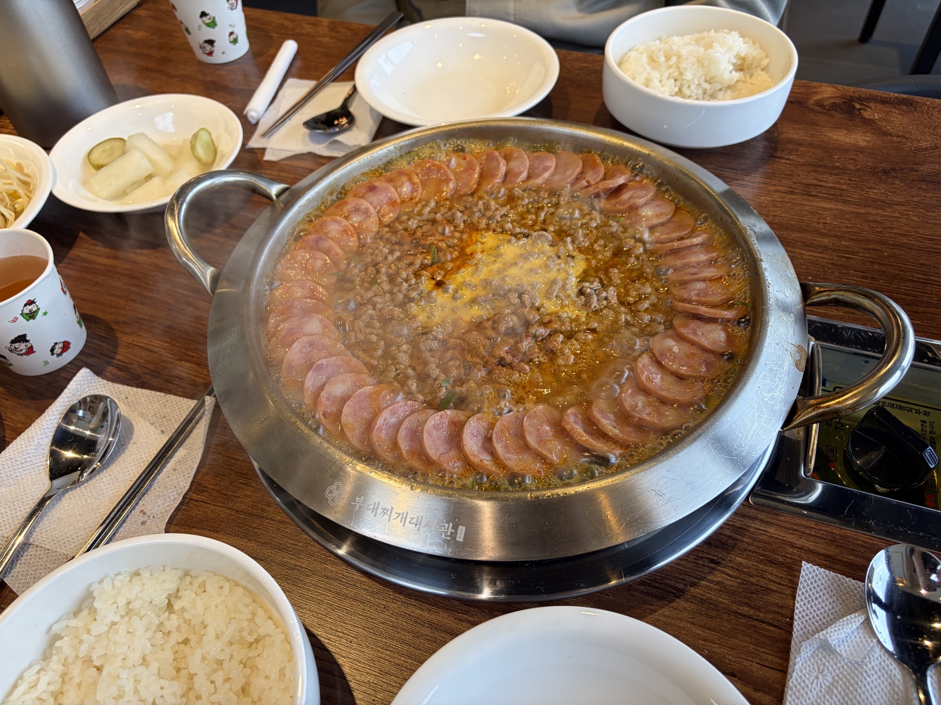 시그니처 부대찌개 — 큰 냄비 가득